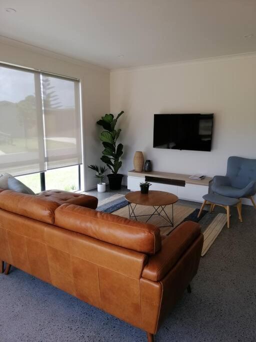 Purangi Beachhouse - 2 Bedroom Cooks Beach Екстериор снимка